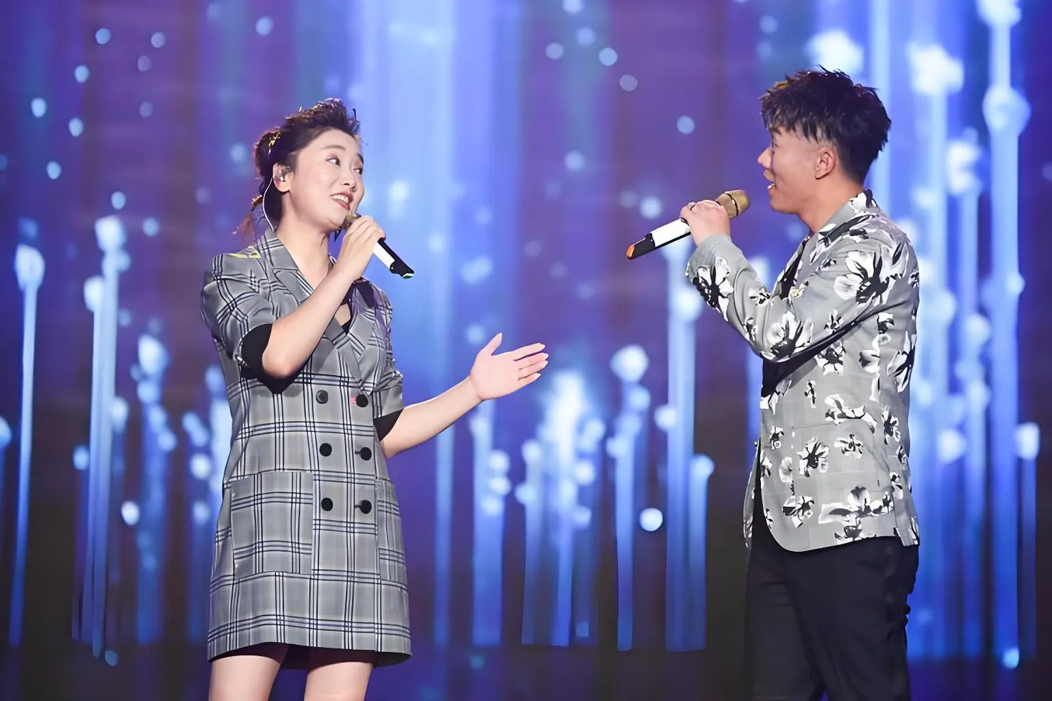 凤凰传奇歌曲大全，凤凰传奇歌曲下载